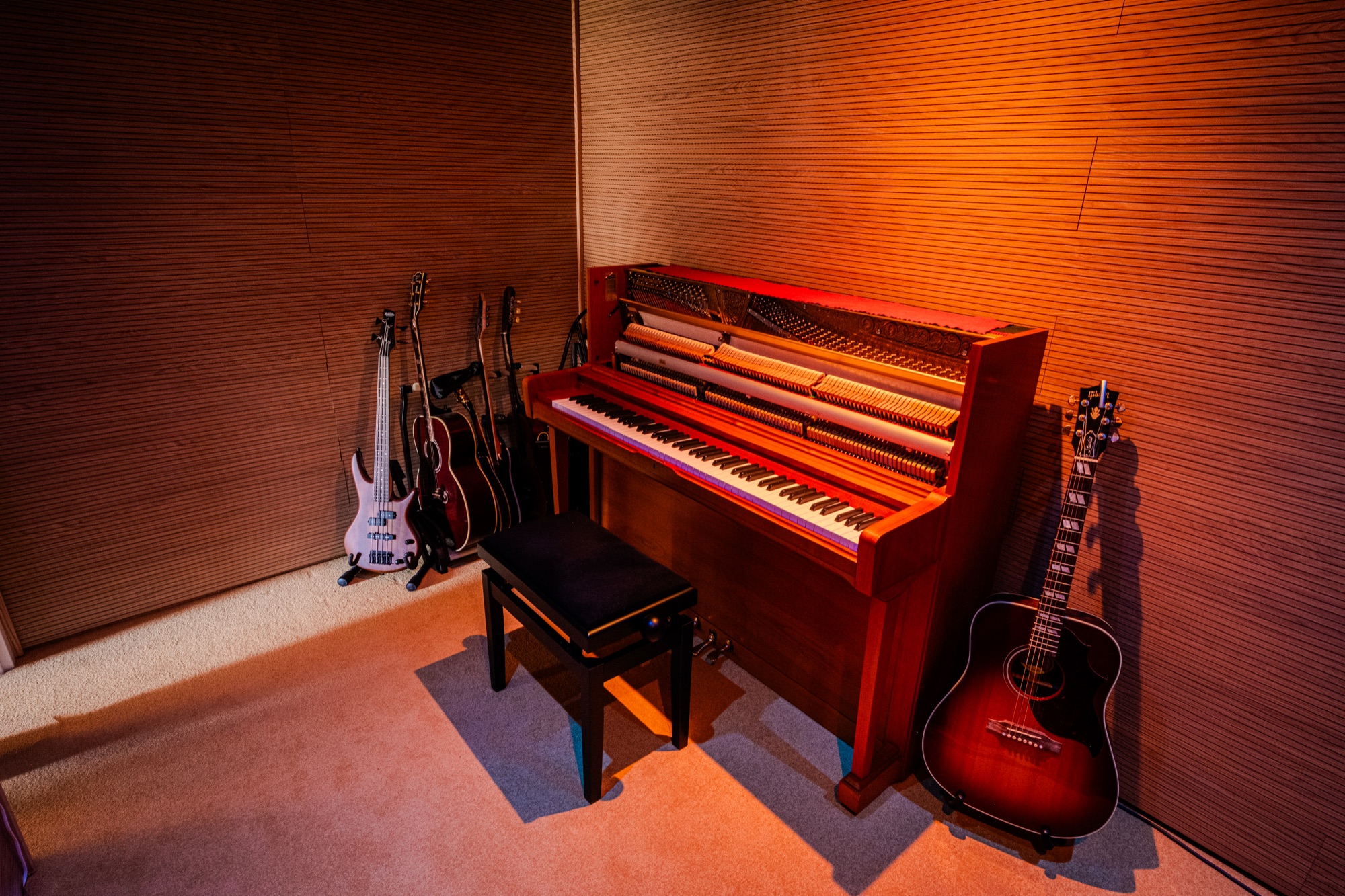 Klavier und Gitarren im Aufnahmeraum